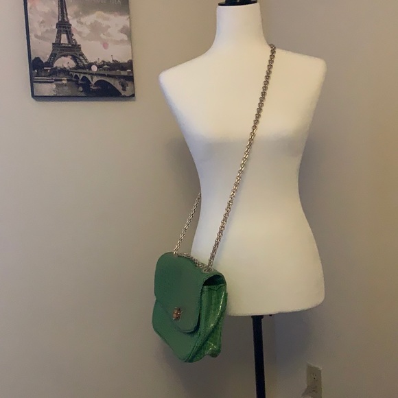 AMIRITA SINGH | green purse with gold chain - Picture 1 of 5